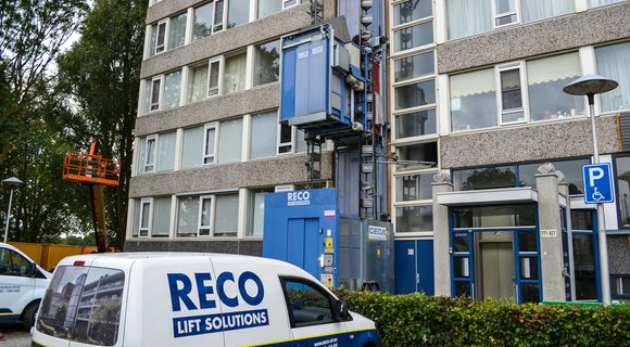 Flat renovation in Utrecht was a success with GEDA '3-in-1' P18S temporary passenger lifts